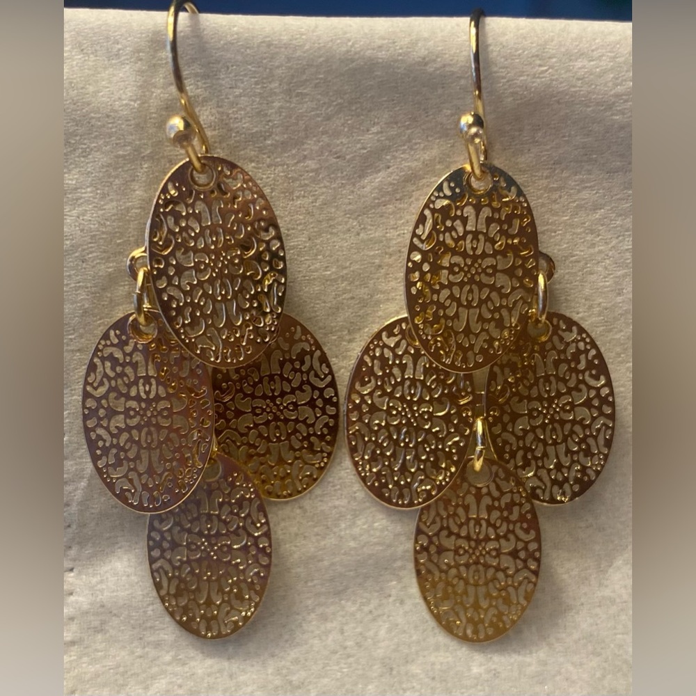 Beautiful and Delicate Gold Color Women’s Earrings